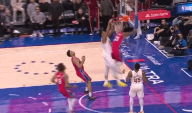 这球是真的炸裂😲亨特快攻中起飞骑扣恩比德 大帝跪倒在地