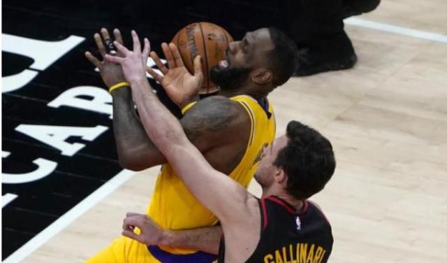 开云体育官网-湖人胜利收官魔鬼七连客 关键时刻活力与防守再现